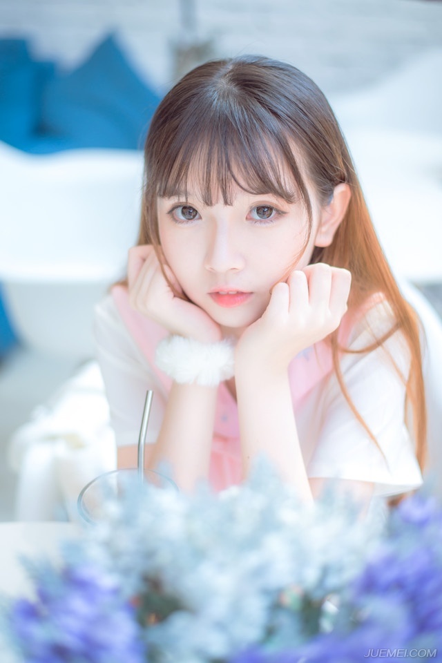 我情愿用一份铭肌镂骨的爱情换取我们一份源源不断的友谊。